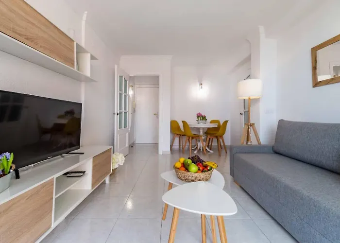 Paseo Maritimo Rey De Espana * フエンヒロラ